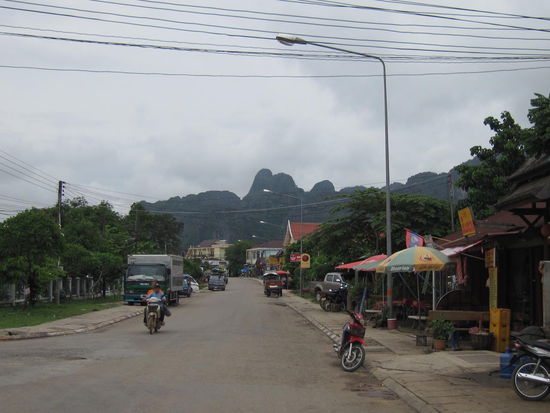 Vang Vieng besteht eigentlich nur aus zwei Hauptstrassen, ein paar Laeden und Gaestehaeusern.