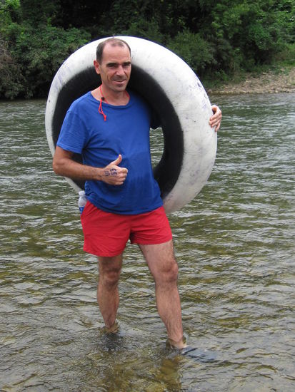 Wie man sieht, ist zur Zeit aufgrund der Trockensaison das Wasser eher flach. Somit bleibt man mit dem Schlauch hin und wieder an Felsen im Wasser haengen. Wenn man nicht aufpasst, auch mit gerne mit dem Hinterteil. Um Missverstaendnisse bzgl. dem hier falsch dargestellten Bauchumfang auszuraeumen: das ist lediglich der wasserdichte Beutel mit etwas Geld, den man sich um den Hals haengt...!