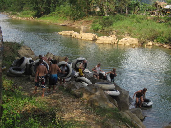 Gegen Spaetnachmittag herrscht Aufbruchstimmung. Spaetestens um 18h muss man am Ende der Strecke sein, sonst wird eine Art "Verspaetungszuschlag" fuer den nicht puenktlich zurueckgebrachten Schlauch faellig.