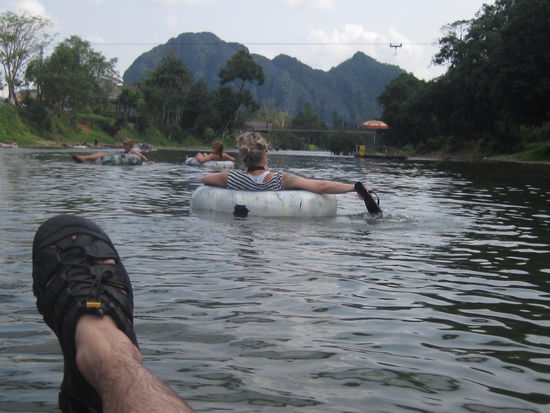 Es ist enorm laessig, so den Fluss runterzuduempeln und immer wieder mit den anderen Schlauchmatrosen bloede Sprueche auszutauschen. Die ultra Coolen haben sogar eine Dose Bier mit an Bord oder rauchen nebenher.