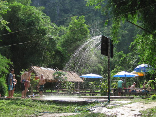 Ueberall hat es auf die durstigen Tubingtypen spezialisierte Bars am Ufer. Es ist quasi Pflicht, dort einzukehren und min. ein kleines Bier zu trinken!