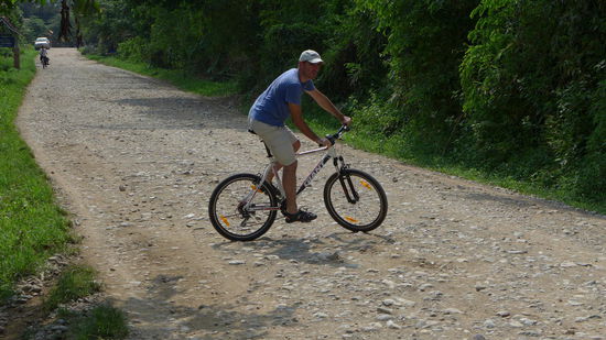 Aha! Da ist der Typ also nun wieder in seinem Element! Aber um die anderen Hoehlen sowie die Blaue Lagune zu erkunden, ist ein Bike einfach das beste Verkehrsmittel.