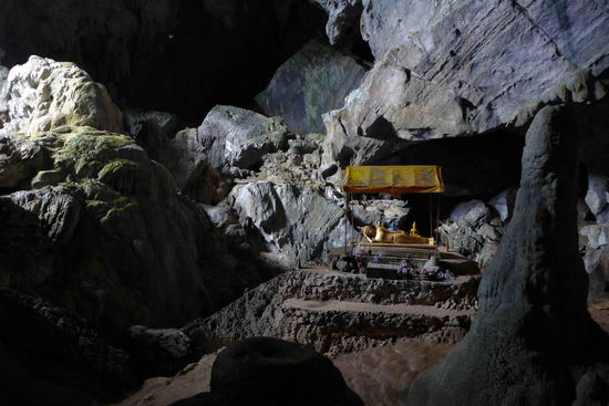 Bevor man faul an der Blauen Lagune rumhaengt, gilt es die Tham Phu Kham Cave zu erkunden. Die ist ungefaehr 500m lang. Der Anfang bis zum liegenden Buddha ist ja noch leicht, bis dahin gehen die vernuenftigen Touristen...