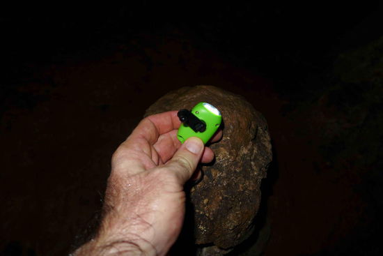 ...dahinter wird es eng und stockdunkel. Zum Glueck hat unser der Profi-Caveman seine Hightech-Lampe mit dabei (mit Solar- und Handkurbellader!).