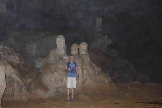 Weiter innen sind mehrer grosse Hallen zu besichtigen, die nur durch enge, schluepfrige Felsspalten zugaenglich sind. Der offensichtlich lebensmuede Kerl hier ist nicht nur vom Tropfstein so nass...