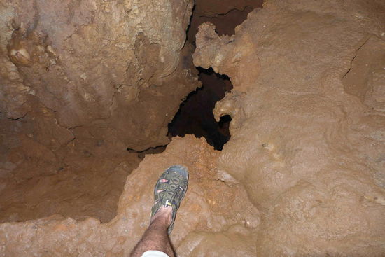 ...es scheint auch der Angstschweiss gewesen zu sein. Tatsaechlich ist in der Hoehle weder was angeschrieben noch abgesichert. Die Loecher rechts und links vom extrem rutschigen Weg fuehren direkt ins Nirvana!