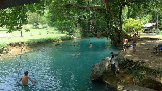 Na ja, wieder gluecklich draussen angekommen gibt es die verdiente Erfrischung im klaren Wasser der Blue Lagoon.