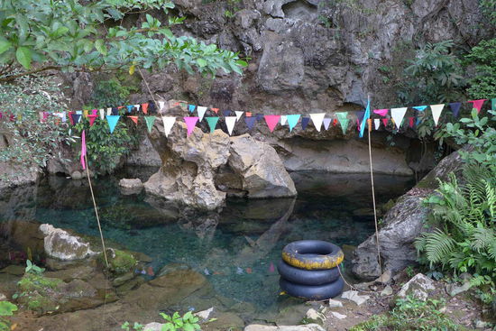 Es gibt in der Gegend noch weitere 5-6 derartige Hoehlen. In dunklen Loechern rumkriechen reicht jedoch fuer heute. Statt dessen kann man vor jedem der Hoehleneingaenge die tollen Naturpools anschauen und kurz mal ins schoen kalte Wasser springen.