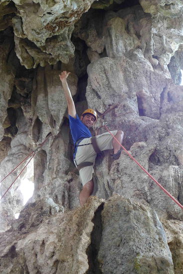 Einer hat die Anfaengerwand geschafft, juhuu! Bloss hat der sich viel zu frueh gefreut, da die anderen zwei darauffolgenden Waende nicht so leicht zu bezwingen waren (angeblich ca. Stufe 6a und b mit leichten Ueberhaengen). Da war man zwar stolz, den einen oder anderen Aufstieg souveraen geschafft zu haben. Letztendlich ist man dann aber doch fuer das Sicherungsseil sehr dankbar gewesen.