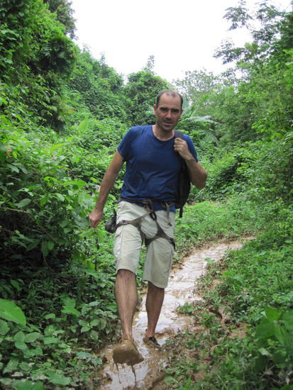 Bis man mal an der Wand ist, darf man erstmal auf schoenen Matschwegen laufen. Wie man sieht, macht das kleinen und grossen Buben Spass. 
Der Gewittersturm mit starkem Regen letzte Nacht hatte nicht nur Matsch verursacht, sondern sogar die Stromversorung fuer einige Zeit lahmgelegt.