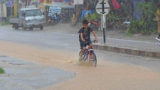 ...die in der Stadt aus den Strassen kleine Fluesse machen. Immerhin stimmen hier die Temperaturen. In anderen Regionen, z.B. so in Westeuropa, wurde ja fuer den Fruehsommer (23. Mai) Schnee bis runter auf 600m gemeldet