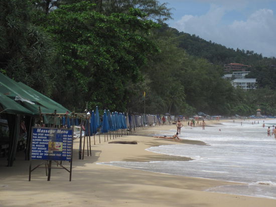 Anders wie z.B. in Patong (der Ballermann hier) ist der Strand von Kata einer der am wenigsten vom Partytourismus betroffenen auf Phuket. Trotzdem stehen hier die Liegestuehle Seite an Seite fast auf der ganzen Laenge des ca. 1 km langen Beaches.