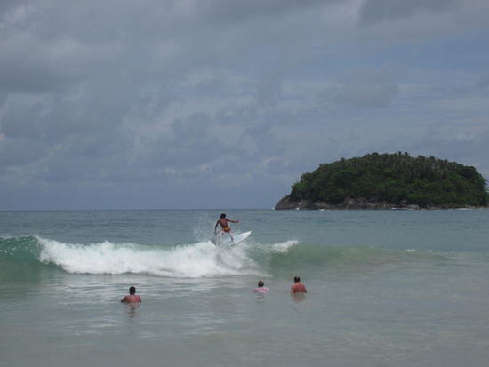 Schwimmen soll man momentan nicht (rote Flagge wegen Unterstroemungen), aber ein bisschen Planschen und in die bis zu 2m hohen Wellen eintauchen geht schon. Klar, dass es hier dann auch eine kleine Surfszene gibt.