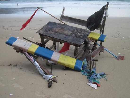 Diese Sitzgarnitur hat auch schon bessere Tage gesehen. Immerhin wird der Strand von Kata taeglich etwas vom Muell gereinigt, ganz anders wie auf dem benachbarten Karon Beach. Die vielen Russen, die vorwiegend dort absteigen, stoert der ganze Plastikabfall anscheinend nicht so. Die meisten Bars und Laeden sind dort nicht etwa in englisch, sondern auf russisch beschriftet!