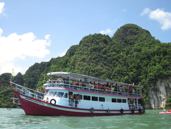 Mit diesem Touristenbomber kann man die Inseln Panak Island, Hong Island und Khao Ping Kan abklappern. Der ganze Ablauf ist im hoechsten Masse systematisiert, deswegen aber mitnichten auch effizient. Man bekommt eine Nummer auf das Shirt geklebt und fuer alle Aktivitaeten wird man fortan per Nummer aufgerufen. Genauso fuehlt man sich dann auch...