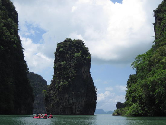 Insgesamt ist die Inselwelt dort aber schon beeindruckend und erinnert ein wenig an die Halong Buch in Vietnam.
Auf der Rueckfahrt zum Hafen machen sich ein paar vom Personal zurecht und unterhalten qualvolle 45 Min. als Ladyboys die ganze Gesellschaft. Das passt leider zum Niveau der ganzen Tour und man war kurz davon, per Sprung ins Meer ein schnelles Ende zu waehlen, anstatt wegen billigender Inkaufnahme dieser Extrem-Verbloedung fuer immer in eine Gummizelle gesteckt zu werden.