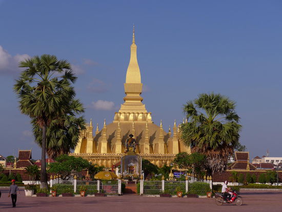 Kurz mal abgehakt... das Wahrzeichen von Laos: Pha That Luang!
Große Stupa oder auch Heilige Königliche Reliquie, auch kurz That Luang) ist ein großer buddhistische Stupa in Vientiane (Laos) aus dem 16. Jahrhundert.