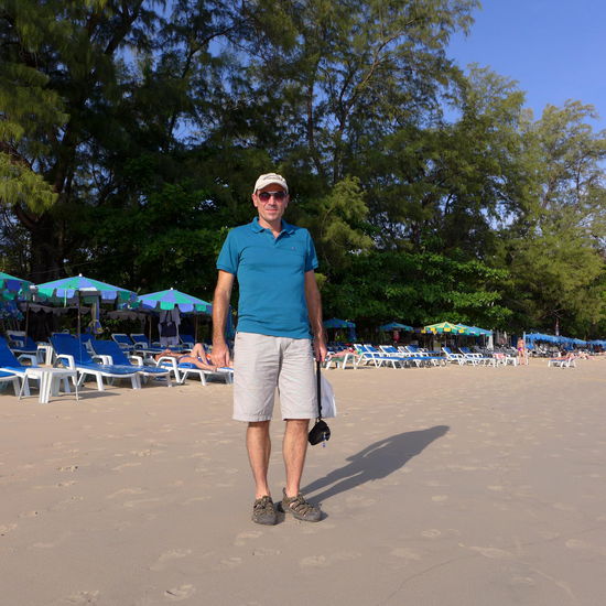 Mit gefaelschten Markenklamotten (Hilfinger-Hemdli 4$, Billabong-Hoeschen 11$, Ray Ban-Brille 2$) versucht sich dieser Backpacker am Strand unauffaellig unter die Pauschaltouristen zu schmuggeln!