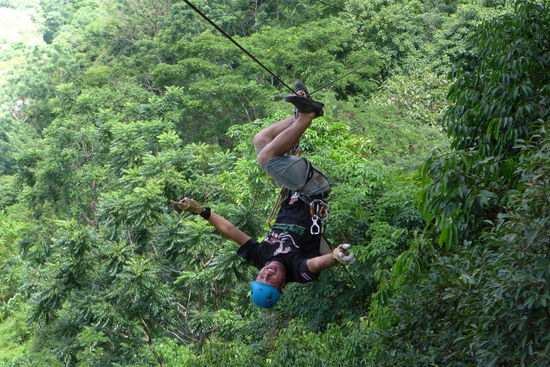 ...machen andere noch Faxen dabei und drehen sich geschwind mal waehrend der Fahrt auf den Kopf. Okay der Guide macht das Tag taeglich, da sollte schon etwas mehr Coolness zu erwarten sein!