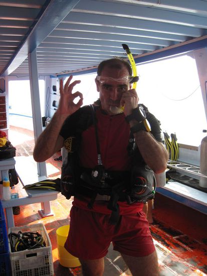 Auf dem Tauchboot geht es zackig zu und für ein grossartiges Photoshoting hat es keine Zeit! Pressluftflasche suchen, Tarierjacke montieren, Schläuche anschliessen und prüfen, Maske und Finnen zusammensuchen und am Schluss alles zusammen mit dem Tauchpartner checken. Ja ja, man ist hier auch nicht zum Vergnügen, die Open Water Dive Zulassung bekommt man nicht, wenn man bloss mal im Planschbecken ein paar Bläschen hinkriegt! 
Immerhin konnte man den Tauchlehrer überreden, das eine oder andere Foto zu machen. Wie man sieht sit Neopren absolut unnoetig, bei 31 Grad konstanter Wassertemperatur bis runter auf 30 Meter!