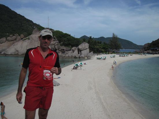 Auf die winzige Nebeninsel Koh Nangyuang kann man für 100 Bhat mal kurz drauf. Man sieht dann einen sehr schoenen Strand und einen Aussichtspunkt. Manche lassen sich dort sogar stolz mit ihrem wasserdichten Umhaengetaeschle fotografieren.