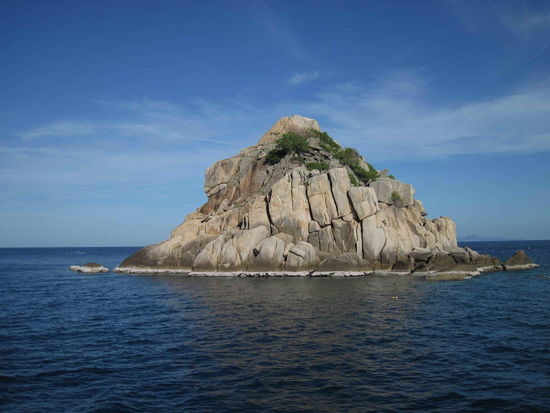 Shark Island. Ein super Tauchplatz! Keine Angst, im Golf von Thailand gibt es zwar Haie, aber nur ganz kleine (bis auf den Walhai natuerlich) und die Insel heisst nur so, weil ihr Umriss von weitem wie ein Hai aussieht.