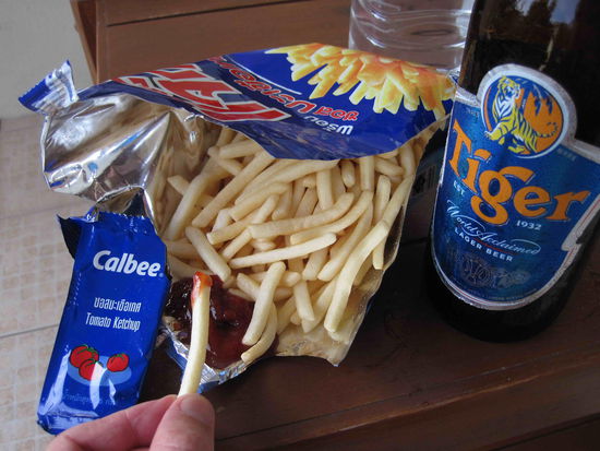 Die gesunde Zwischenverpflegung fuer erschoepfte Tiefseetaucher: ein Tiger-Beer und kalte Pommes aus der Plastiktuete. Sogar das Ketchup wird mitgeliefert.