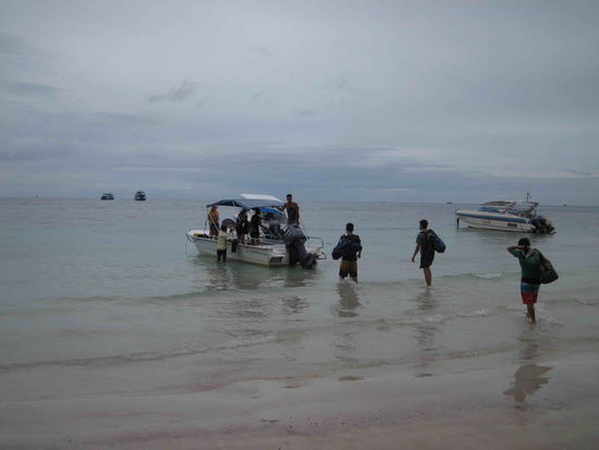 Die Anfaenger muessen frueh morgens um 7.30h auf's Boot um ihre ersten Tauschgaenge bei noch ruhiger See zu machen. Hier das Zubringerboot, das Tauchschiff ist ein bisschen groesser und hat Platz fuer ca. 50 Leute.