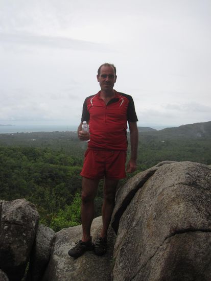 Die Besteigung des zweithoechsten Aussichtspunkts der Insel war im Tourenpaket mit inbegriffen. Optional zur Auswahl stand Baden in einem Naturpool eines Wasserfalles. Hier einer, der es wieder mal allen zeigen wollte: zum Aussichtspunkt rauf- und runterspringen UND dann noch das Baden im Pool mitnehmen! Aber was soll man auch sonst machen, wenn in Suedostasien im allgemeinen solche gefuehrte Touren zeitlich auf Flip-Flop-Touristen ausgelegt sind, die sportliche Betaetigungen sonst eigentlich nur vom Fernsehen her kennen!