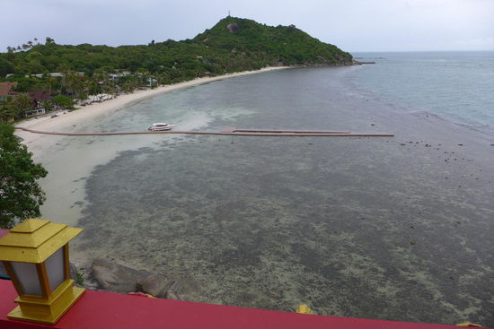 Das kleine Sarikantang Hotel-Resort in dem Monsieur abgestiegen ist, liegt am suedlichsten Zipfel der Insel. Da Nebensaison ist, hat es kaum Gaeste, der Strand ist praktisch leer. Leider ist das Meer hier zu flach zum Schwimmen, aber man hat ja einen Hotelpool.