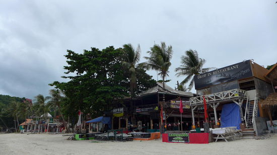 Dafuer ist Koh Phagnan bekannt: an den Straenden von Haad Rin finden die wilden Vollmondparties statt, vor denen sogar das Auswaertige Amt alle deutschen Staatsbuerger warnt. Das Glueck und die Mondphase war mir hold und zur der Zeit war es sehr ruhig. Andere Straende und Hotels haben die Marktluecke entdeckt und bieten praktisch jede Woche mindestens eine Halbmond-, Leermond, Wasserfall-, Piraten- und Wassweissich-Party an!