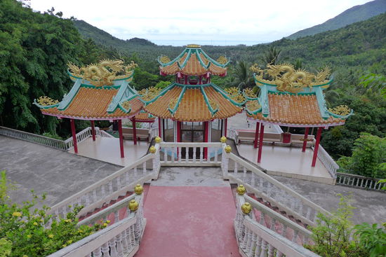 Wieder wird eine typische Touristentour durch die Insel gebucht. Ein chinesischer Tempel darf im Besichtigungsprogramm natuerlich nicht fehlen. Man hat ja auch schon lange keinen Tempel mehr gesehen und kann inzwischen alleine aus der Form des Dachgiebels auf das taggenaue Baudatum und Name/Telefonnummer des Konstrukteurs schliessen!