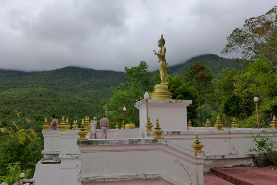 Immerhin einer mit toller Aussicht, nicht nur auf's Meer sondern auch auf den Khao Ra. Mit 635m der hoechste Berg hier, der sich allerdings derzeit in den Wolken versteckt. Es ist halt schon so, dass auch hier langsam die Regenzeit beginnt und es kurz mal troepfelt.