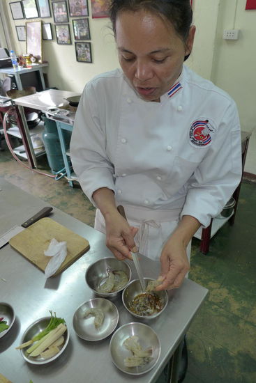 Nach so viel Action hat mir ein Thai-Kochkurs noch gefehlt in meiner Sammlung. Da haben meine Leute daheim dann vielleicht auch mal was davon. Es wird nicht mit Chili, scharfem Knobli und Ingwer gespart, das werdet ihr dann bei einer allfälligen Einladung bei mir dann schon noch sehen bzw. spüren 
Eine Marktbegehung war inklusive, es wurde nur das Frischeste ausgewählt. Die gut gelaunte Chefin hat das Kochen einmal kurz vorgemacht und dann durfte man unter ihren strengen Augen selber loslegen!