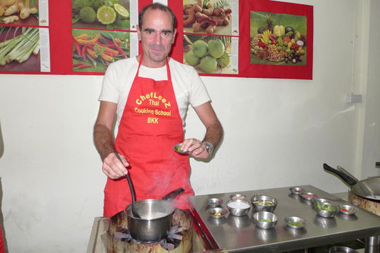 Obwohl der eher wie ein moderner Alchemist aussieht, ist er tatsächlich ein (halbwegs) normaler Kochschüler. Nach Beigabe aller rezeptgemässen Zutaten kam jedenfalls durchaus was Essbares aus dem Topf!