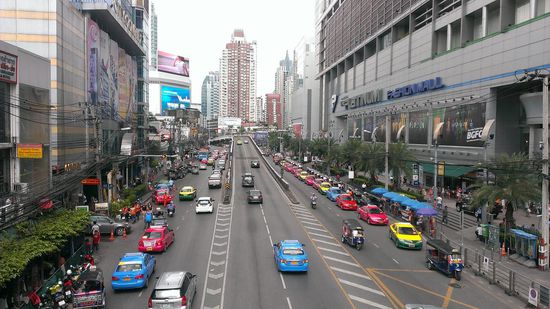 Bangkok ist eine unheimlich geschäftige Stadt! In der Platinum Fasion Mall kann man auf 5 Stockwerken in unzähligen Boutiquen Kleidung anschauen. Der thailändische Modegeschmack ist natürlich ähm... sagen wir mal etwas inkompatibel mit dem was wir hier tragen würden.