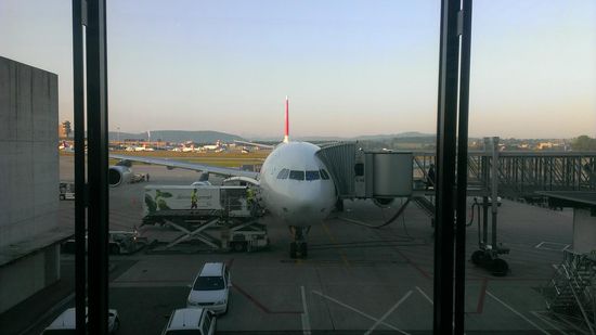 Die Küche im Swiss Airbus A340-300 war leider nicht annähernd so kulinarisch. Dafür bringt er einen sicher und ruhig zurück nach ZHR. 
Hey! Es hat blauer Himmel, Sonne und 30 Grad! Nix mit Regen!