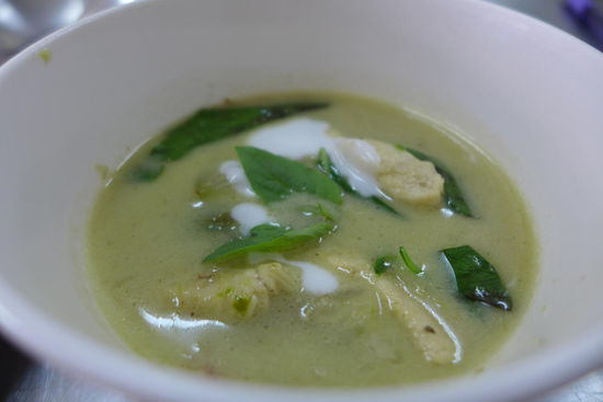 Green Curry und anderes wie Pad Thai, Coconut Sticky Rice etc. sollte jetzt kein Problem mehr sein. 
Die Kochschule war toll! Es schwirren Küchenassistentinnen um einen herum, die die Zutaten reichen und am Schluss auch noch den ganzen Abwasch übernehmen! Meldet sich zufällig jemand bei mir für daheim freiwillig als KüchenassistentIn?