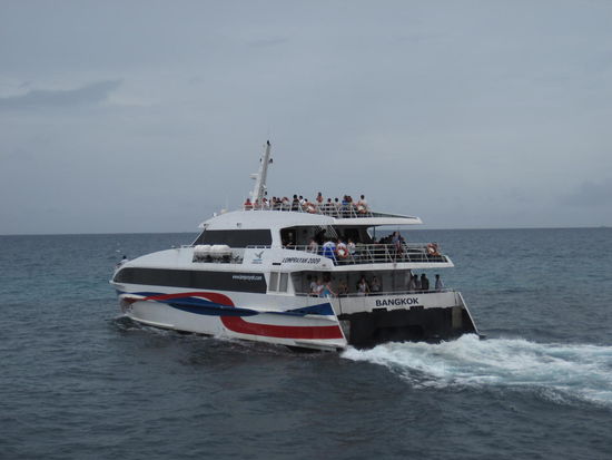 Von Koh Phagnan geht die Schnellfähre um 8.30h in 3.5 Std. aufs Festland nach Chumpon. Von dort hat die Lompraya-Fährgesellschaft einen eigenen Direktbus nach Bangkok. Als man dort um 21.00h ankommt merkt man am platten Hintern, dass man in dem nochmal 8 Std. verbracht hat.