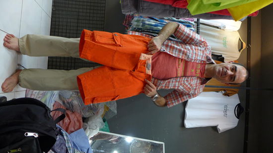 Bild liess sich auf dem uralt-PC nicht drehen, also heute bitte etwas Gymnastik fuer den Hals!
Hier jedenfalls der Touri im neuen Outfit! Nach scharfer Preisverhandlung sehr guenstig bekommen (und wahrscheinlich immer noch zu viel bezahlt...). Der Chatuchak-Wochenendmarkt ist mit Abstand der groesste, den ich je gesehen habe!