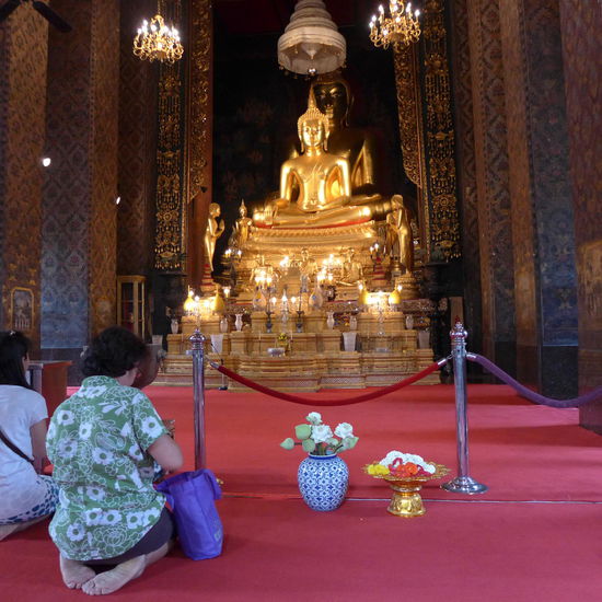 Die Glaeubigen hier stoeren sich nicht am Fotografiert werden. Ganz im Gegenteil, sie knipsen selber und telefonieren sogar neben dem Gebet.