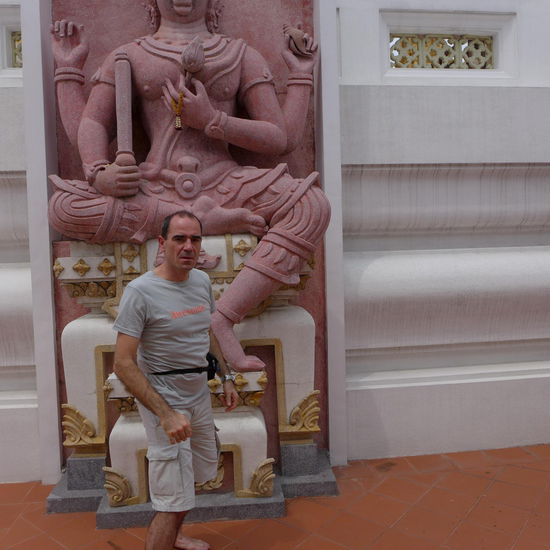 Dieser komische Tourist sieht ziemlich ertappt aus! Kein Wunder, das Beinkleid ist fuer einen Klosterbesuch eher grenzwertig (moeglichst kein nacktes Knie). Mit kleinen Spenden an das Kloster kann man aber versuchen, das schlechte Gewissen wieder zu beruhigen.