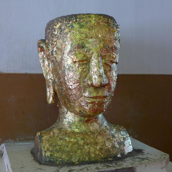 Das Aufkleben von kleinen Goldplaettchen auf einen Buddhakopf soll nicht nur Glueck bringen, sondern auch selber schoener machen. Folglich klebt der werte Tourist bei jeder sich bietenden Gelegenheit...