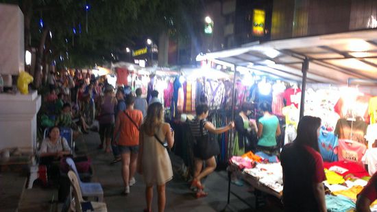 Den Nachtbazar muss man unbedingt einmal gesehen haben! Darum herum findet man schnell eine Beiz mit cooler Livemusik.