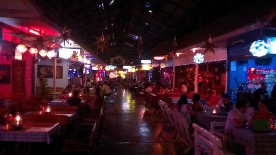 Das ist ohne Übertreibung der "Ballermann" der Stadt. Um 21h war noch nicht viel los. Um so mehr wird man als einzelner, junger und gut aussehender Tourist (wie ich eben) von den Bardamen angebaggert.