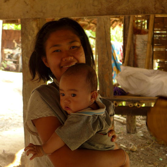 Viel der Bergvoelker in Nordthailand kann man besuchen (hier halt mit der Tourigruppe, okay...). Die sind ueberhaupt nicht fotoscheu so wie diese nette Mami mit ihrem herzigen Kind.