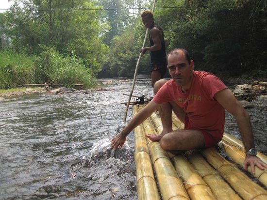 Wahnsinn! Dieser Wagemut bei Niedrigwasser Bamboorafting auf diesem reissenden Fluss zu machen 