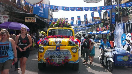 Kleiner Umzug mit prächtig geschmückten Wagen.