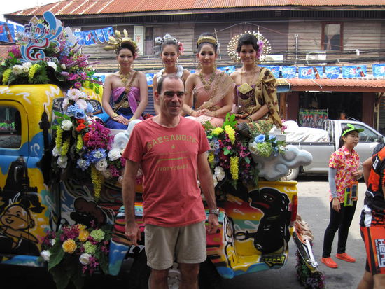 Der Bildhintergrund hatte sich einfach wegen der schönen ähm... Blumen zufällig so mal angeboten.