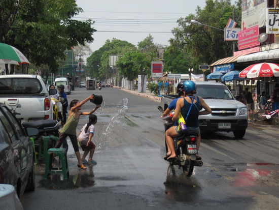 Jeder der hier offen herumläuft oder -fährt, wird mit einer kostenlosen Dusche bedacht...